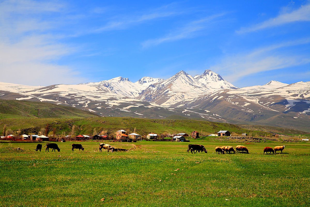 Aragats_mountain,_Aragatsotn,_Armenia